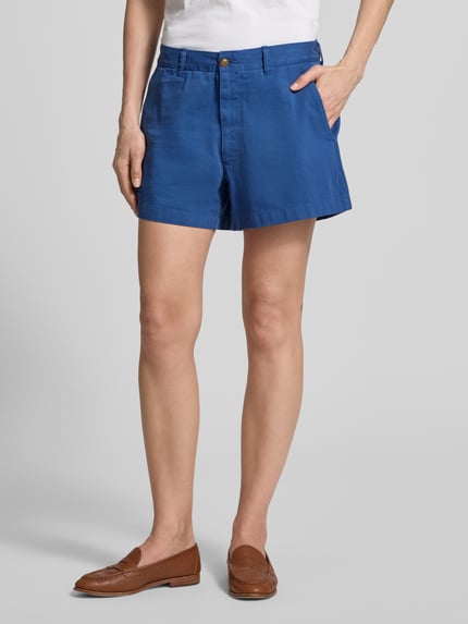 Frauenmodel trägt Loose Fit Bermudas aus reiner Baumwolle von Polo Ralph Lauren in Blau, unifarben, Twill, Eingrifftaschen, Ganzkörperansicht von vorne.