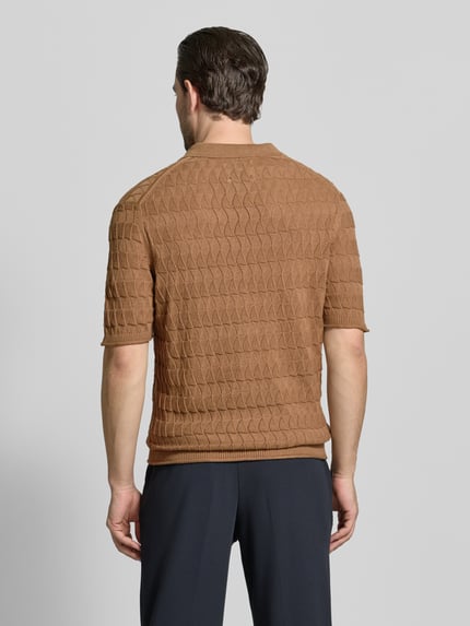Männermodel trägt Regular Fit Poloshirt mit Strukturmuster von Scotch & Soda in Braun, reine Baumwolle, Polokragen, Rückansicht, Ganzkörperansicht.