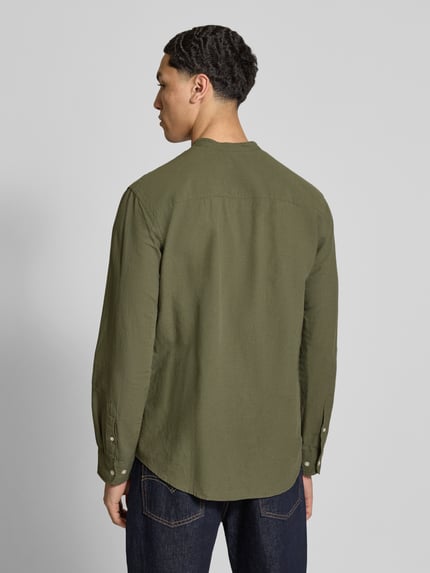 Männermodel trägt Freizeithemd mit Leinen-Anteil Modell 'BREEZE' von Jack & Jones in Olivgrün, Baumwoll-Leinen-Mix, Regular-Fit, Stehkragen, Knopfleiste, Rückenlänge 75 cm, Schulterbreite 48 cm, Ärmellänge 64 cm, Struktur fein, Ganzkörperansicht Rückansicht.
