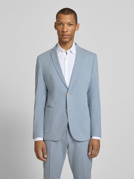 Männermodel trägt Slim Fit Sakko mit Baumwoll, Viskose und Leinen-Anteil von s.Oliver BLACK LABEL in Melange-Optik, Ganzkörperansicht von vorne.
