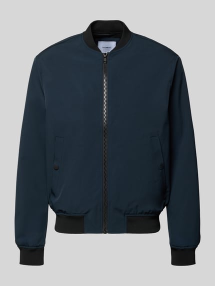 Produktfoto, Regular Fit Bomberjacke mit Stehkragen von MCNEAL in Dunkelblau, elastischer Material-Mix, krój regular fit, Szerokość w rozmiarze M: 55 cm, długość tyłu: 70 cm, kieszenie, elastyczne ściągacze, zamek.