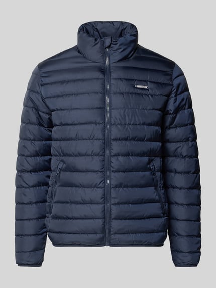 Produktfoto, dunkelblaue Jacke mit Label-Patch Modell 'ELVIS' von JACK & JONES, Stehkragen, Reißverschlusstaschen, glatte Struktur