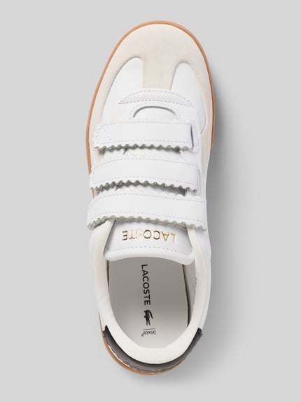 Produktfoto, Sneaker aus echtem Rindsleder von Lacoste, weiß mit beigen und grauen Akzenten, sichtbare Struktur, Damen Sneaker von Lacoste
