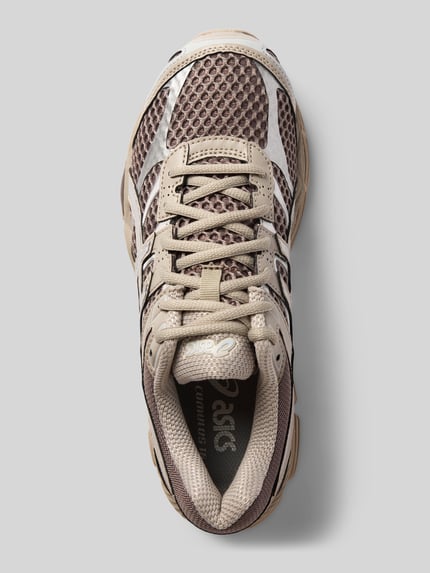 Productfoto, Sneaker met Label-Detail model 'GEL-CUMULUS 16' van ASICS, afgeronde vorm, vetersluiting, metallic contrast, gestructureerde zool, hakhoogte 4 cm, schachthoogte 8 cm, schachtwijdte 7 cm, dames sneaker, bruine en beige tinten, mesh en gladde texturen