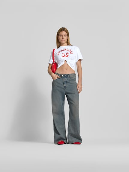 Frauenmodel trägt Cropped T-Shirt mit Zier-Detail von Rabanne in Weiß mit Statement-Print, elastischer Baumwoll-Mix, Ganzkörperansicht von vorne.