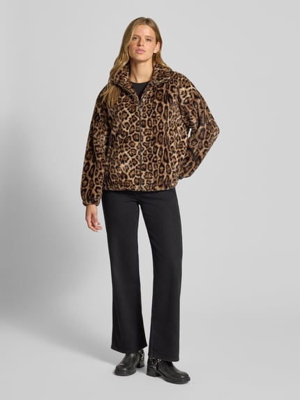 Frauenmodel trägt Jacke mit Stehkragen und Leomuster von REVIEW, Kunstfell, braun-schwarz gemustert, Ganzkörperansicht von vorne.