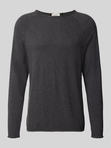 Männermodel trägt Regular Fit Pullover mit ronde hals Model 'Sonoma' van American Vintage uit puur katoen, ruglengte bij maat M 66 cm, ganzlichaamsaanzicht van voren.
