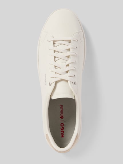 Productfoto, Low Top Sneaker in lederlook model 'LYDE' van HUGO, ronde neus, platte zool, labeldetail, luchtgaatjes, structuurzool