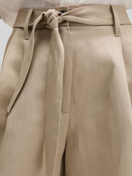 Vrouwenmodel draagt Relaxed Fit Shorts met Leinen-Anteil van Marc O'Polo, look: effen, bandplooien, stoffen riem, high waist, knoop- en ritssluiting, detailopname taille