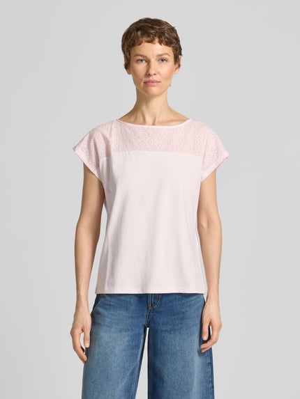 Vrouwenmodel draagt Regular Fit Blusentop uit puur katoen model 'JANNI' van Vero Moda, look: effen, semi-transparante garnering, boothals, korte mouw, jersey, dames, Ganzkörperansicht van voren.