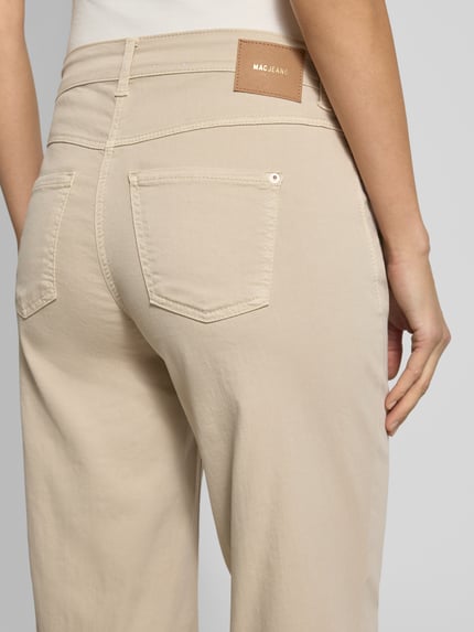 Frauenmodel trägt Loose Fit Jeans mit 5-Pocket-Design von MAC in Beige, Baumwoll-Modal-Mix mit Stretch-Anteil, Detailaufnahme Rückansicht.