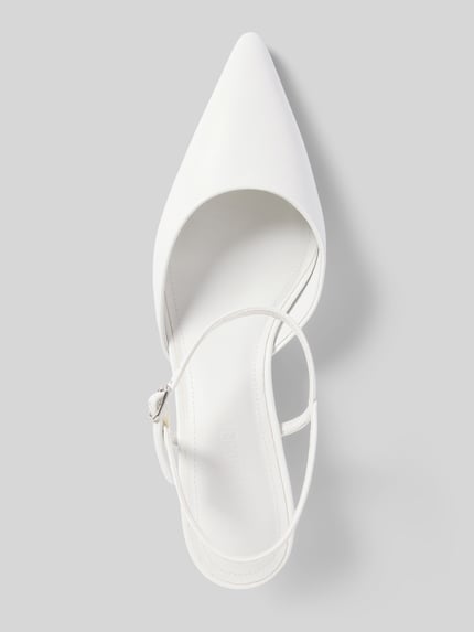 Productfoto, witte Pumps aus echtem Leder Modell 'Adelaide' van Steve Madden met spitse neus, fijne riem met gesp, gladde zool, stilettohak 4 cm hoog.