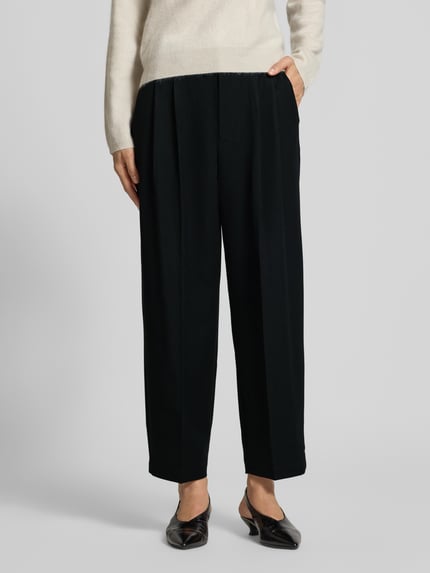 Frauenmodel trägt Barrel Fit Hose mit Viskose-Anteil von s.Oliver RED LABEL, schwarze weite Form, glatte Textur, Ganzkörperansicht von vorne, Damen Barrel Jeans von s.Oliver RED LABEL.
