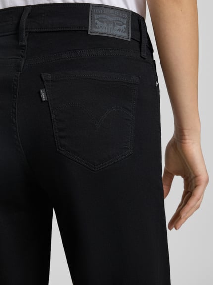 Frauenmodel trägt Jeans mit 5-Pocket-Design von Levi's®, schwarz, Baumwoll-Mix mit Stretch-Anteil, lockerer Schnitt, Detailaufnahme Rückansicht.