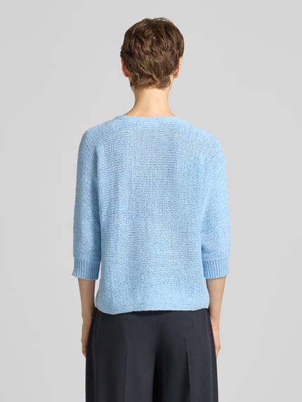 Frauenmodel trägt Strickpullover mit 3/4-Arm Modell 'Tapper' von FREE/QUENT in Hellblau, lockere Struktur, Ganzkörperansicht Rückansicht. Regular Fit, Rundhalsausschnitt, Rückenlänge 54 cm bei Größe S, Ärmellänge 43 cm.