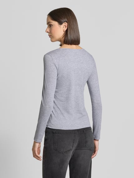 Frauenmodel trägt Longsleeve mit Rundhalsausschnitt von ZABAIONE in Hellgrau, taillierter Schnitt, Baumwoll-Elasthan-Mix, Ganzkörperansicht Rückansicht. Rückenlänge bei Größe S: 55 cm.