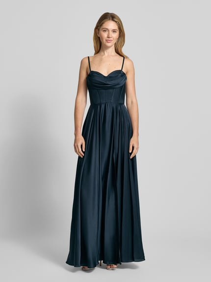Frauenmodel trägt Abendkleid mit Wasserfall-Ausschnitt von Mascara aus dunkelblauem Satin, taillierte Passform, Spaghettiträger, Maxilänge, Ganzkörperansicht von vorne.