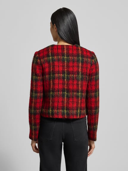 Kobiece modelka nosi Regular Fit Blazer mit Rundhalsausschnitt Modell 'MIRALEE' od Lauren Ralph Lauren, czerwono-czarna krata, mieszanka materiałów z domieszką alpaki, widok całej sylwetki od tyłu.