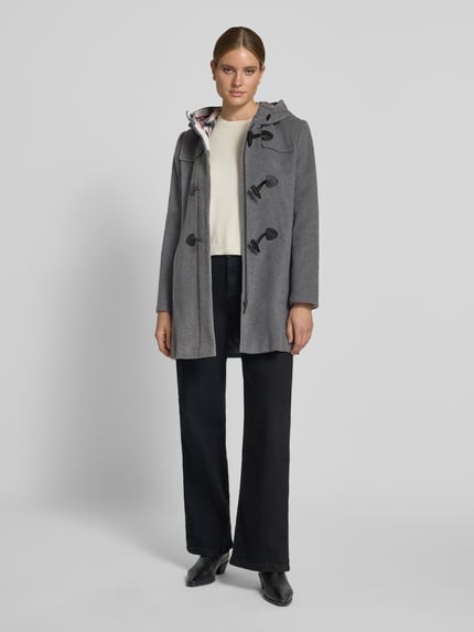 Frauenmodel trägt Regular Fit Dufflecoat aus Woll-Mix von Gil Bret in Grau mit dunklen Knebelverschlüssen, glatte Textur, Ganzkörperansicht von vorne. Damen Dufflecoat von Gil Bret.