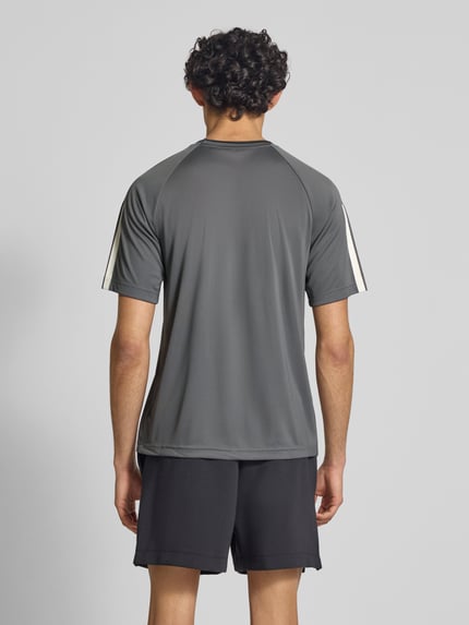 Männermodel trägt Regular Fit T-Shirt mit Label Print von adidas Sportswear, Optik: Unifarben, Kontraststreifen, Kurzarm, Ganzkörperansicht Rückansicht.