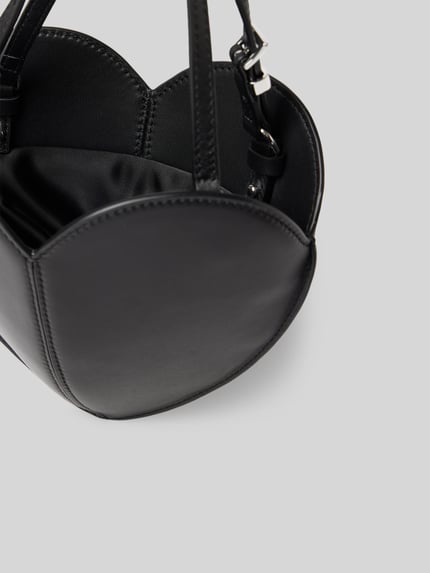 Produktfoto, Crossbody Bag aus echtem Leder von ROTATE, czarna skóra owcza, ozdobny szew, smukły pasek na ramię, wykończenia obszycie, szerokość w rozmiarze 1: 23 cm, długość 19 cm, głębokość 4 cm, główna przegroda z zamkiem błyskawicznym