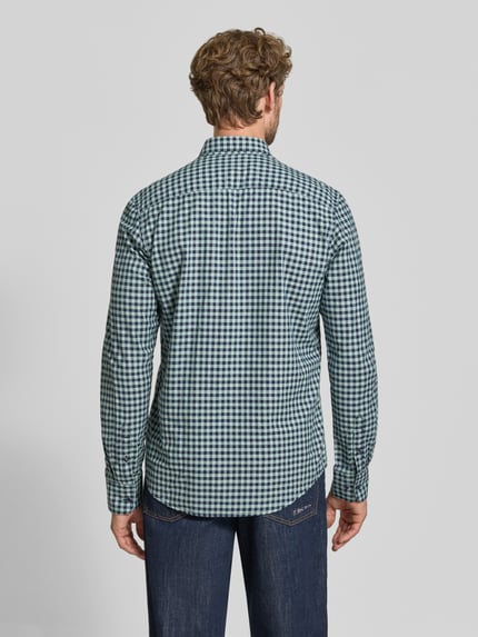 Männermodel trägt Regular Fit Freizeithemd mit Button-Down-Kragen von LERROS, mieszanka bawełny, wzór na całej powierzchni, Brustasza, wyhaftowane logo, Długość tyłu w rozmiarze M: 75 cm, Szerokość w rozmiarze M: 43 cm, Długość rękawów w rozmiarze M: 70 cm, widok całego ciała od tyłu