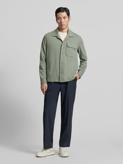 Männermodel trägt Hemdjacke mit Reverskragen von Antony Morato in Grün, Baumwoll-Mix, lockerer Schnitt, Ganzkörperansicht von vorne.