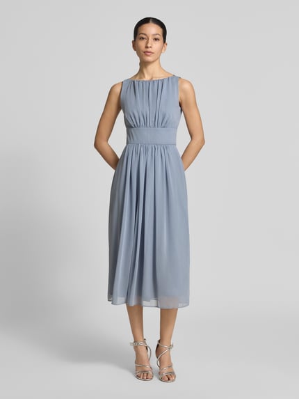 Frauenmodel trägt Cocktailkleid mit Rundhalsausschnitt und Taillenband von Swing aus Chiffon in Hellblau, taillierter Schnitt, Midikleid, Ganzkörperansicht von vorne. Rückenlänge 118 cm, Brustweite 40 cm bei Größe 36.