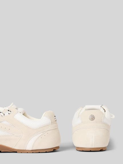 Productfoto, Sneaker met label-details model 'Asiel' van Steve Madden, crèmekleurig gelakt leer, afgeronde vorm, gestructureerde zool, labelaccenten, vetersluiting, maat 40: hakhoogte 1 cm, schachthoogte 8 cm, schachtwijdte 7 cm
