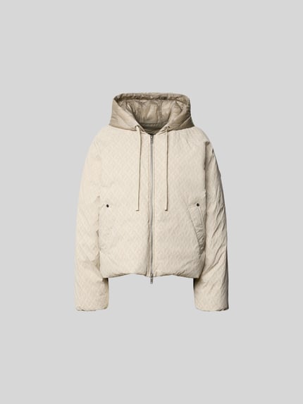 Produktfoto, Regular Fit Jacke mit Allover-Logo-Print von Moose Knuckles, elastyczna mieszanka materiałów, krój regular fit, nadruk z logo na całej powierzchni, kaptur z tunelem, zamek błyskawiczny dwustronny, długość tyłu w rozmiarze S: 60 cm, szerokość w rozmiarze S: 59 cm, długość rękawów w rozmiarze S: 63 cm