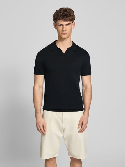Männermodel trägt Regular Fit Poloshirt in Strick-Optik Modell 'Bray' von Blend, Reine Baumwolle, Kurzärmelig, Ganzkörperansicht von vorne.