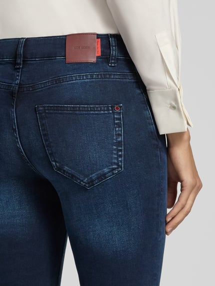 Frauenmodel trägt Flared Fit Jeans aus elastischem Baumwoll-Mix Modell 'Ashley' von MOS MOSH, 5-Pocket-Design, Detailaufnahme, Damen Jeans.