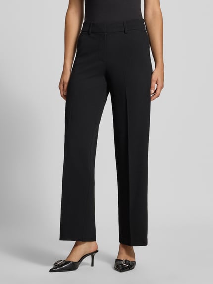Kobieta nosi czarne szerokie spodnie z kantami Regular Fit Weite Hose mit Bügelfalten Modell 'KALINA' von ONLY, Damen Weite Hose von ONLY, całe spodnie, widok z przodu, zbliżenie na dolną połowę ciała.