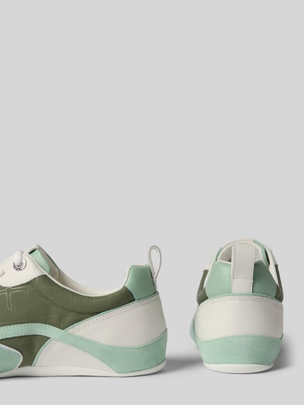 Produktfoto, Sneaker mit Schnürung im Retro-Look von Marc Cain Bags & Shoes, grün-weiße Töne, Gummisohle, abgerundete Spitze, 1 cm Absatzhöhe, 9 cm Schafthöhe und Schaftweite, glatte und samtige Texturen