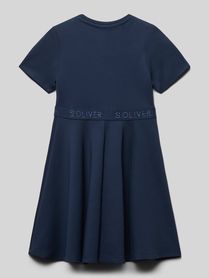 Produktfoto, Tailliertes Freizeitkleid aus Viskose-Mix von s.Oliver RED LABEL, efekt: jednolity kolor, taliowany krój, długość mini, okrągły dekolt, pasek w talii z logo, z krótkim rękawem, prosty dół, wykończenie materiału: dżersej, materiał: mieszanka wiskozy