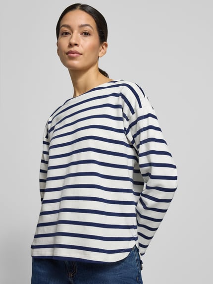 Frauenmodel trägt Longsleeve mit Rundhalsausschnitt Modell 'RAMSI' von B.Young, weiße Baumwolle mit dunkelblauen Streifen, lockerer Schnitt, Nahaufnahme Oberkörper.