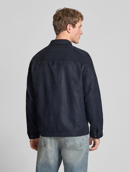 Mannelijk model draagt Jacke met Umlegekragen Modell 'DYLAN' van Jack & Jones in regular fit, donkerblauw, ruglengte 70 cm, schouderbreedte 44 cm, borstwijdte 52 cm, mouwlengte 65 cm, geheel van achteren gezien.
