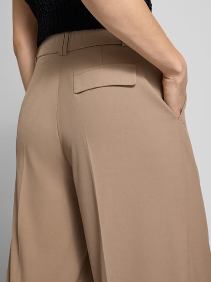 Frauenmodel trägt Stoffhose mit Gesäßtasche Modell 'Maiga' von OPUS, Material-Mix mit Viskose-Anteil, lockerer Schnitt, Detailaufnahme Rückansicht.