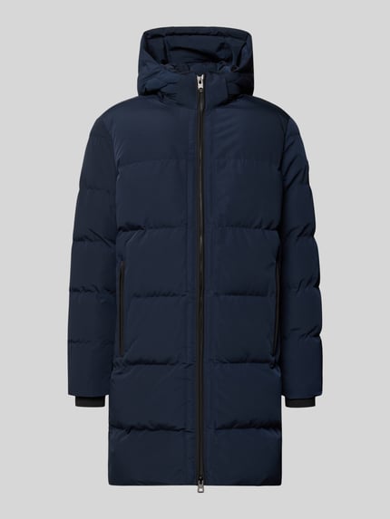 Produktfoto, dunkelblaue Jacke mit Kapuze und Label-Patch von NAUTGÅRD, Zweiwege-Reißverschluss, seitliche Taschen, glatte Steppstruktur