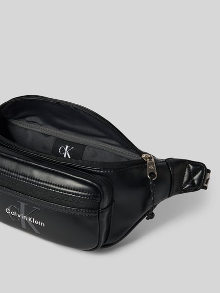 Produktfoto, schwarze Umhängetasche mit Logo-Prägung Modell 'BOLD LOGO WEBBING WAISTBA' von CK Calvin Klein für Herren, glatte Struktur
