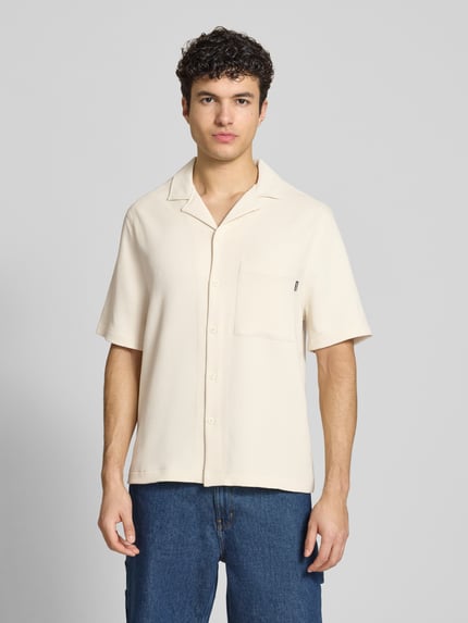 Männermodel trägt Boxy Fit Freizeithemd in Plissee-Optik von REVIEW, Beige, Material-Mix mit Stretch-Anteil, Reverskragen, Ganzkörperansicht von vorne.