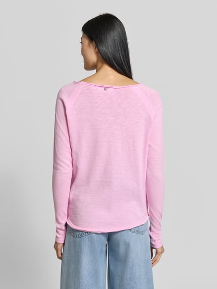 Frauenmodel trägt Strickpullover aus reiner bawełna von Rich & Royal, luźny krój, zrolowany brzeg, raglanowe rękawy, długość tyłu w rozmiarze S: 58 cm, Ganzkörperansicht Rückansicht