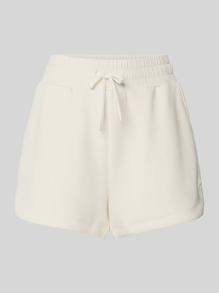 Produktfoto, Sweatshorts aus Viskose-Mix von VARLEY in Creme mit elastischem Bund, Tunnelzug und Eingrifftaschen, lockere Passform.