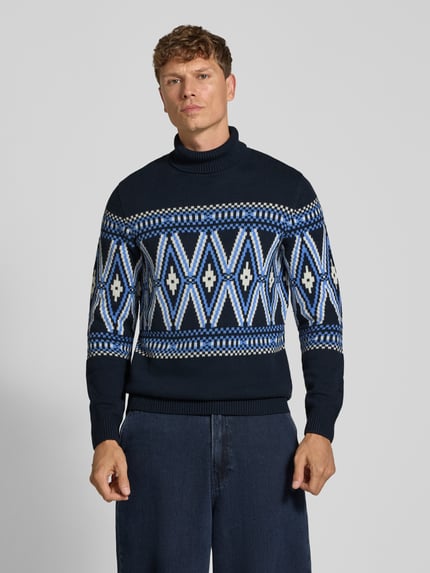 Männermodel trägt Rollkragenpullover im Allover-Look von MCNEAL in Blau mit grafischem Muster, Baumwoll-Mix, Ganzkörperansicht von vorne. Rückenlänge bei Größe M: 71 cm, Ärmellänge bei Größe M: 71 cm, Regular Fit.