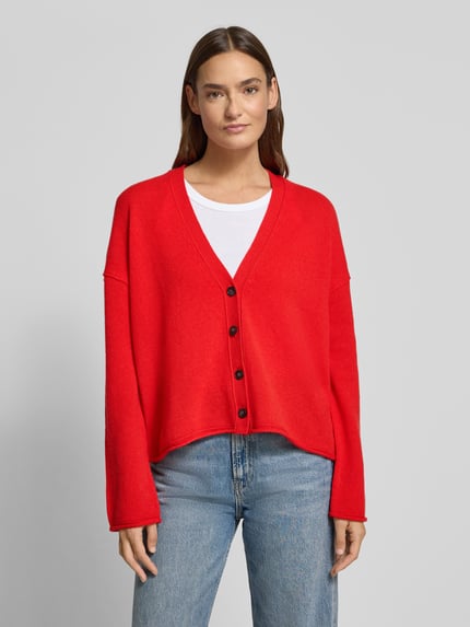 Frauenmodel trägt Oversized Strickjacke aus reiner Schurwolle von Marc O'Polo in Rot, unifarben, Strick, Ganzkörperansicht von vorne.