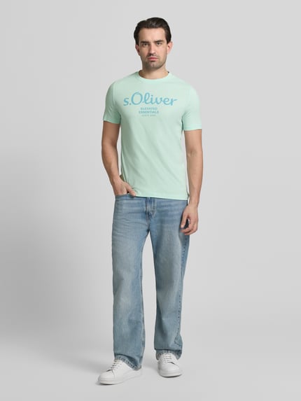 Mannenmodel draagt Regular Fit T-Shirt aus reiner Baumwolle van s.Oliver RED LABEL in effen mintgroen, korte mouw, jersey, labelprint, vooraanzicht volledige lichaamsopname.