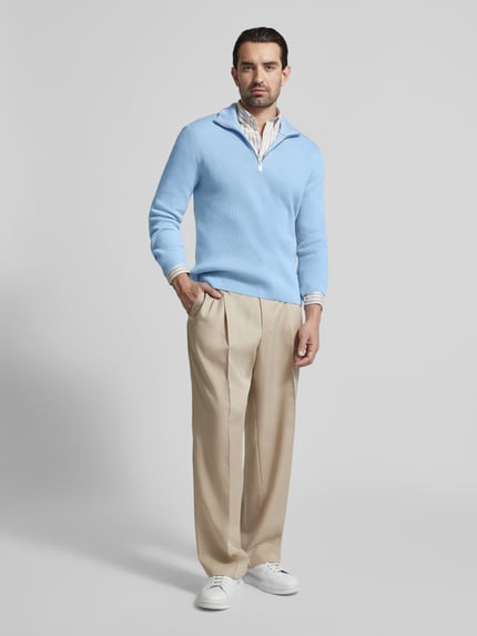 Männermodel trägt Strickpullover mit Stehkragen und Reißverschluss von Lindbergh, Baumwoll-Mix, Ripp-Optik, Regular-Fit, hellblau, Ganzkörperansicht von vorne.