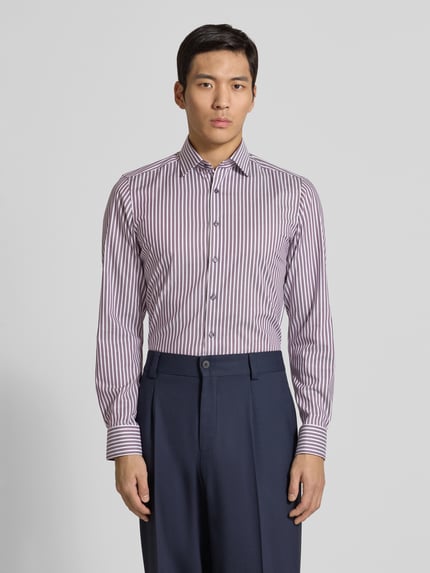 Männermodel trägt Slim Fit Businesshemd aus Baumwoll-Mix mit Haifischkragen van OLYMP, gestreept patroon, lange mouwen, voorkant, halve lichaam