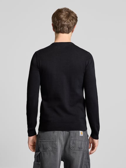 Mannemodel draagt Slim Fit Pullover in tricotlook model 'Baron' van Blend van puur katoen, zwarte kleur, ruglengte maat M 68 cm, mouwlengte maat M 68 cm, elastische boorden, gebreide structuur, met ronde hals. Ganzkörperansicht Rückansicht.