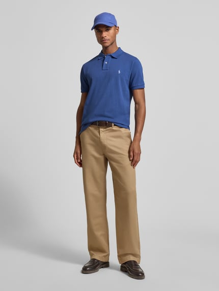 Męski model nosi Poloshirt mit Label-Stitching von Polo Ralph Lauren, bawełna, regular fit, niebieski, widok całej sylwetki z przodu.